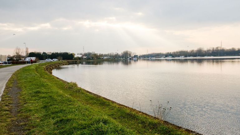"Les risques liés à la baignade dans une voie navigable sont nombreux", rappelle le Service Public de Wallonie