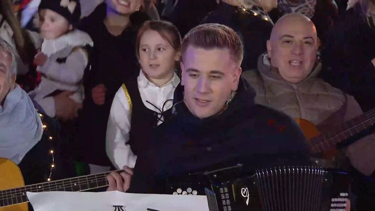 Jérémie Baise reprend "Sara perche ti amo" avec une fanfare devant le cube de Viva for Life