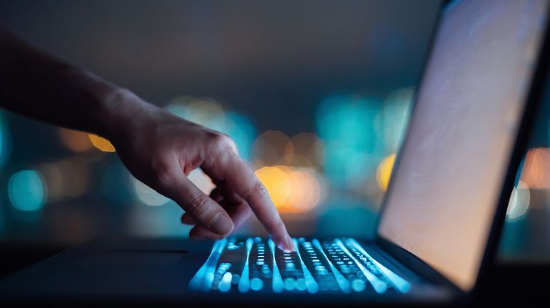 "Des mots de passe qui n’auraient pas dû être échangés sur des messageries, en clair": en France, des "dizaines de fiches" sensibles du ministère de l’Intérieur ont été volées