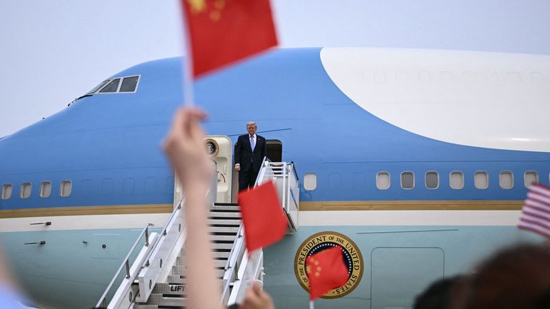 Donald Trump quitte la Chine avec en poche des accords commerciaux "fantastiques" et des promesses chinoises sur le conflit avec l'Iran