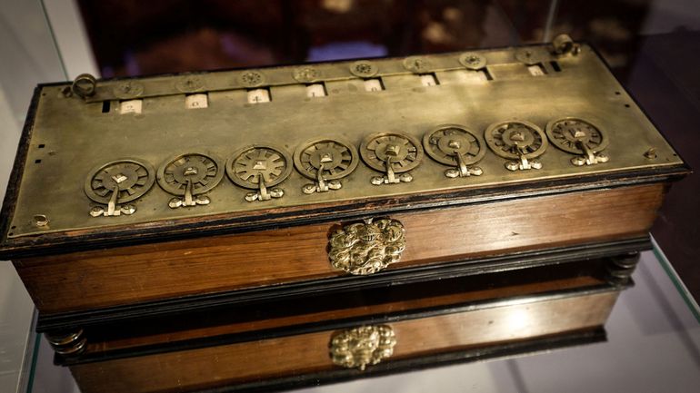 Une machine à calculer créée par Blaise Pascal, mise aux enchères, interdite de quitter la France