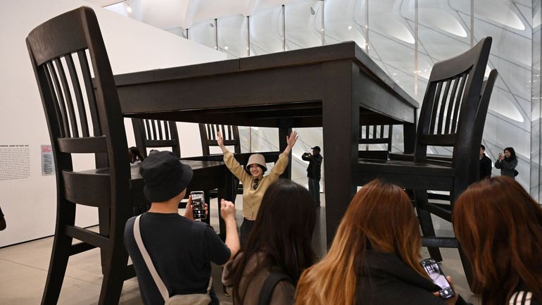 Des tables et des chaises géantes : le monumentalisme de Robert Therrien s’expose à Los Angeles