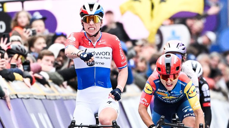 In Flanders Fields : Lorena Wiebes réussit la passe de trois en devançant la Belge Fleur Moors d’une demi-roue