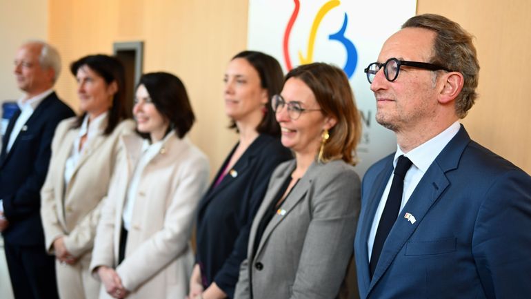 La Fédération Wallonie-Bruxelles est dans le rouge : et si on transférait certaines compétences aux régions ?