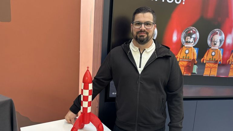 Décollage depuis le musée Hergé pour la fusée d' "Objectif Lune" en Lego, créée par un fan