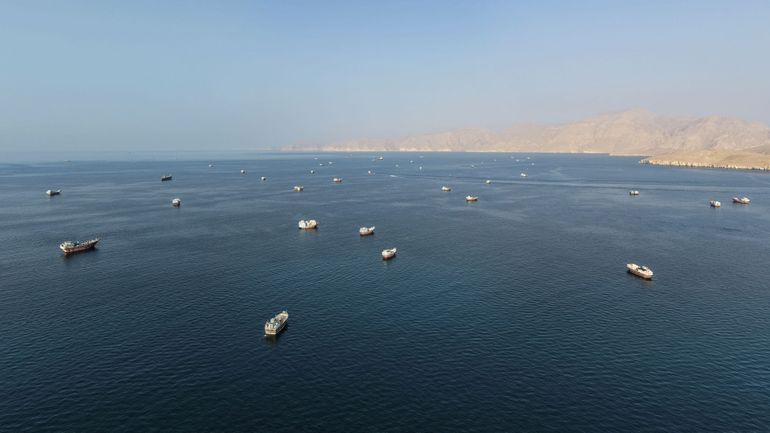 Guerre au Moyen-Orient : trois navires en feu après avoir percuté des mines dans le détroit d'Ormuz