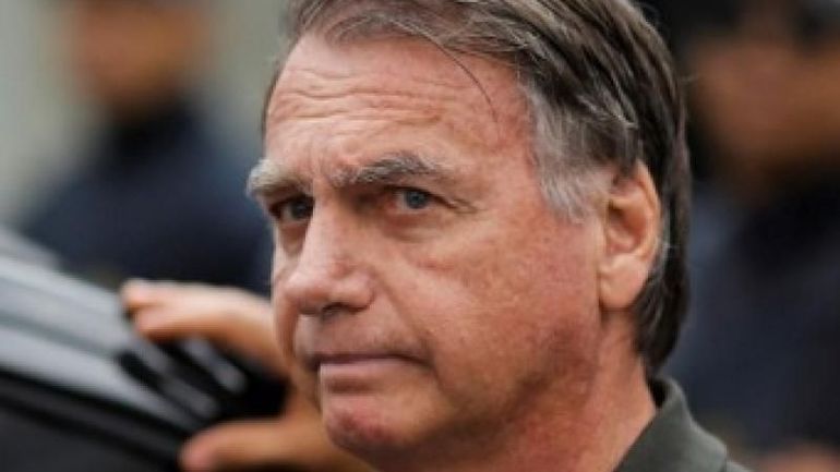 Brésil : l'ex-président devenu prisonnier, Jair Bolsonaro au bloc opératoire pour une hernie inguinale
