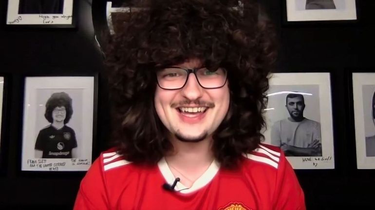 Il ne restait qu'une victoire mais le coiffeur attendra ! Les cheveux du supporter de Manchester United continueront à pousser