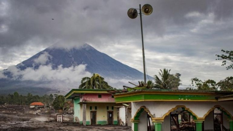 Indonésie : des centaines d’évacuations après l’éruption du volcan Semeru, sur l’île de Java