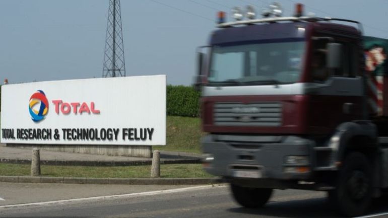 Chimie : la grogne se poursuit ce vendredi dans ce secteur, les manifestants étaient cette fois devant les grilles de Total Energies à Feluy