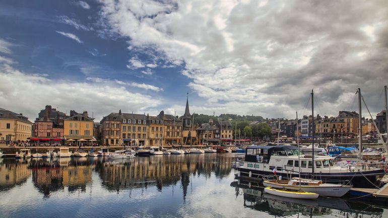 France : le feu se déclare sur un bateau de croisière amarré à Honfleur, une quarantaine de Belges évacués