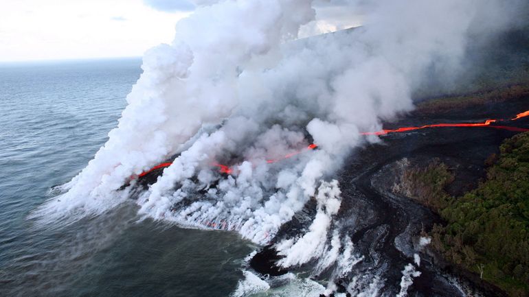 La Réunion : les autorités alertent face aux "comportements dangereux" près du volcan en éruption