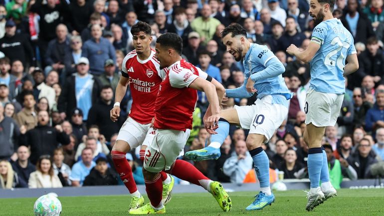 Des poteaux, une bourde, un but en solitaire : Manchester City relance le suspense face à Arsenal dans un match fou