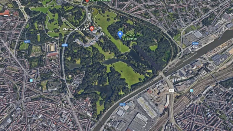 Le tag est visible sur le mur sud du domaine, le long du canal de Bruxelles.