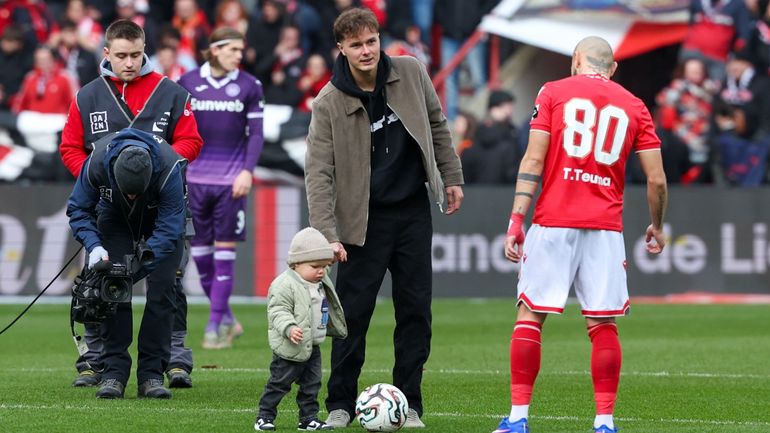 Zinho Vanheusden ovationné par le public de Sclessin au moment de donner le coup d'envoi du Clasico