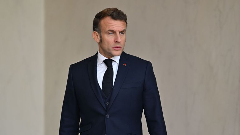 Une vidéo truquée virale montre Emmanuel Macron renversé par un colonel fictif : le président français demande à Facebook son retrait, en vain