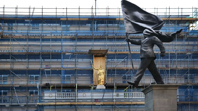 Royaume-Uni : Banksy dévoile la statue d'un homme brandissant un drapeau, dans le centre de Londres