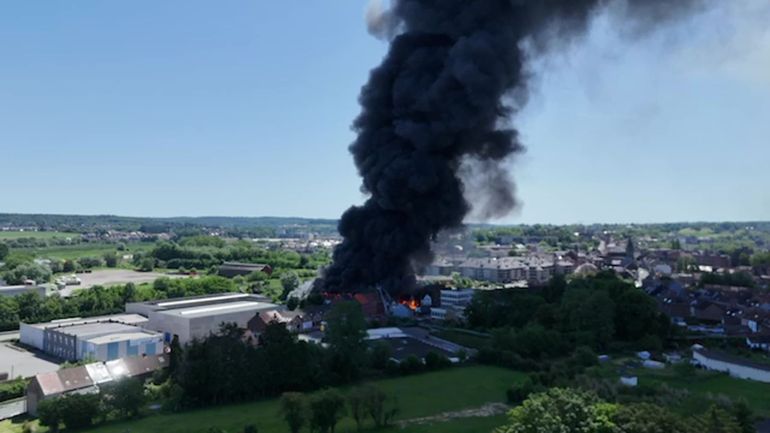 Violent incendie à Tubize : amiante dans les fumées, habitants calfeutrés, le feu pourrait durer plusieurs jours