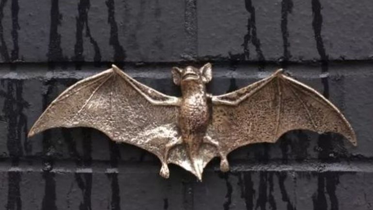 Une chauve-souris en laiton installée mystérieusement sur le pub de Black Sabbath
