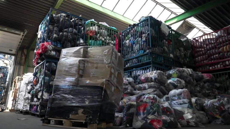 Crise du textile : quand la collecte de vêtements de seconde main ne rapporte (presque) plus rien