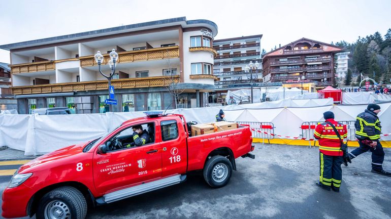 Incendie dans un bar à Crans-Montana : les sorties de secours étaient-elles fermées ? Les autorités suisses ouvrent une instruction pénale contre les gérants du bar