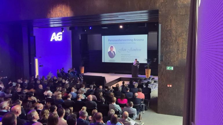 Une cinquantaine de manifestants tentent de bloquer l'accès à deux ministres attendus chez AG Insurance à Bruxelles