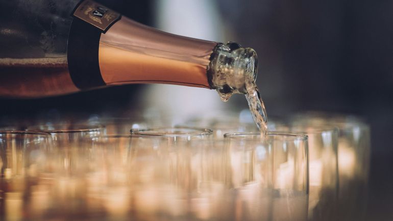 Le vrai du faux : faut-il vraiment continuer de boire le lendemain pour éviter une gueule de bois ?