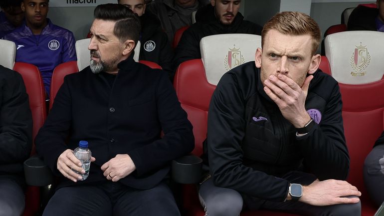 Standard - Anderlecht: “Edward Still est tout aussi coupable de la situation actuelle que Besnik Hasi”