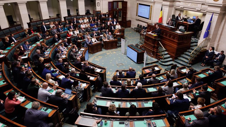 Moins payer les politiques, une idée "populiste" ou "une vraie question démocratique" ?