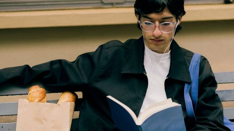 Homme "performatif" : la nouvelle masculinité des jeunes attire curiosité, ironie et jugement