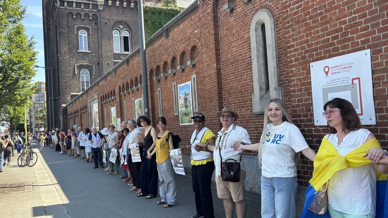 Une chaîne humaine symbolique à Bruxelles rassemble environ 300 personnes