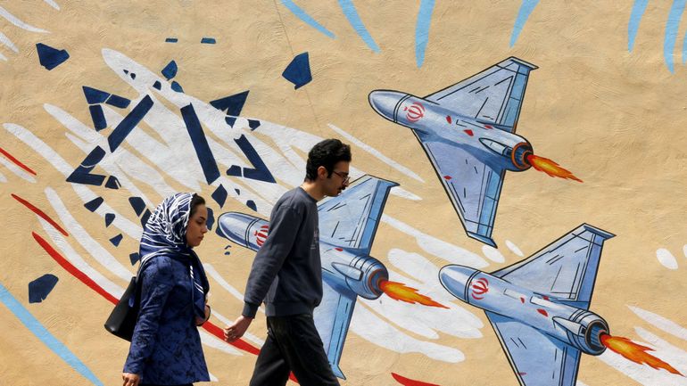 Guerre au Moyen-Orient : en Iran, des fresques murales colorées pour défier l'Amérique et Israël, une tradition depuis la révolution