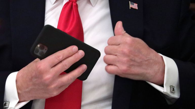 Ingérences dans les enquêtes judiciaires en Europe : faut-il priver les politiques de réseaux sociaux ?