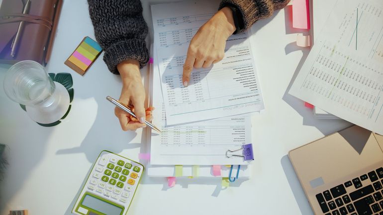 Contrat d'énergie fixe ou variable : pourquoi les comparateurs vous induisent en erreur ?