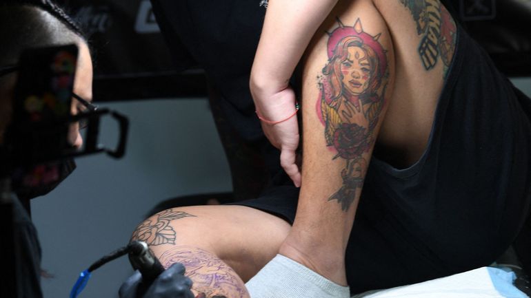 Une étude révèle l'effet toxique de l'encre des tatouages pour le système immunitaire Une étude révèle l'effet toxique de l'encre des tatouages pour le système immunitaire