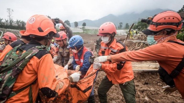Indonésie : le bilan d'un glissement de terrain près de Bandung grimpe à 34 morts
