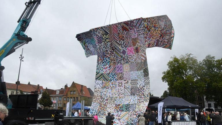 Le plus grand "manteau" du monde contre la solitude déployé à Bruges