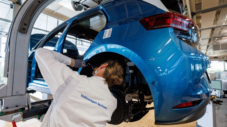 Automobile : Volkswagen obtient un accord pour mener sa plus vaste restructuration, 50.000 jobs supprimés