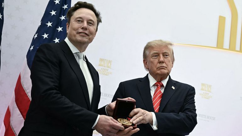 Trump décore Musk d'une médaille scientifique et le qualifie de "trésor national"