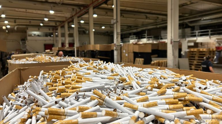 "Une petite ville dans la ville" : une importante fabrique clandestine de cigarettes démantelée à Monceau-sur-Sambre