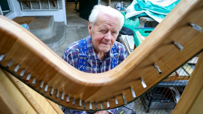 "C'est l'une des meilleures expériences de ma vie" : un octogénaire irlandais s'est lancé dans la fabrication de harpes "C'est l'une des meilleures expériences de ma vie" : un octogénaire irlandais s'est lancé dans la fabrication de harpes