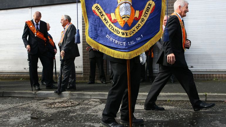Irlande du Nord : un défilé protestant pro-britannique autorisé dans un quartier catholique pour la première fois depuis 30 ans