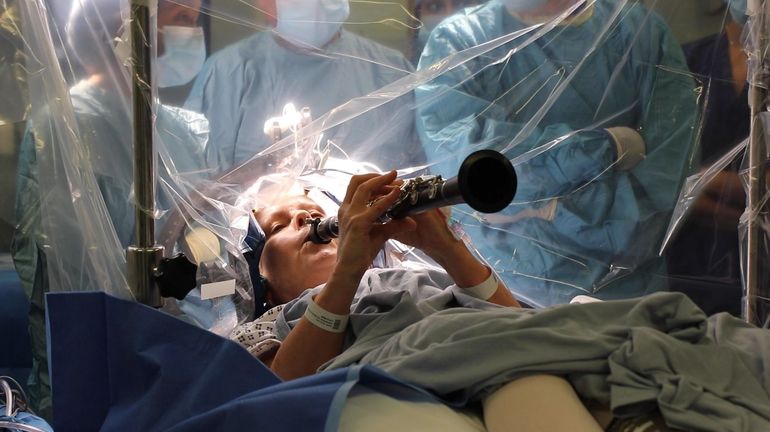 Une clarinettiste atteinte de la maladie de Parkinson joue pendant son opération du cerveau