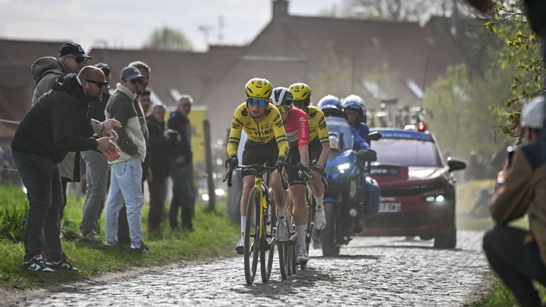 Direct vidéo - Paris-Roubaix Femmes : Vos et Ferrand-Prévot forment un sandwich Visma autour de Koch