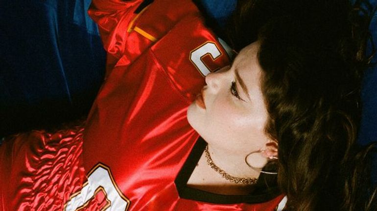 Qui est Isabel, la voix derrière All The Lies ?