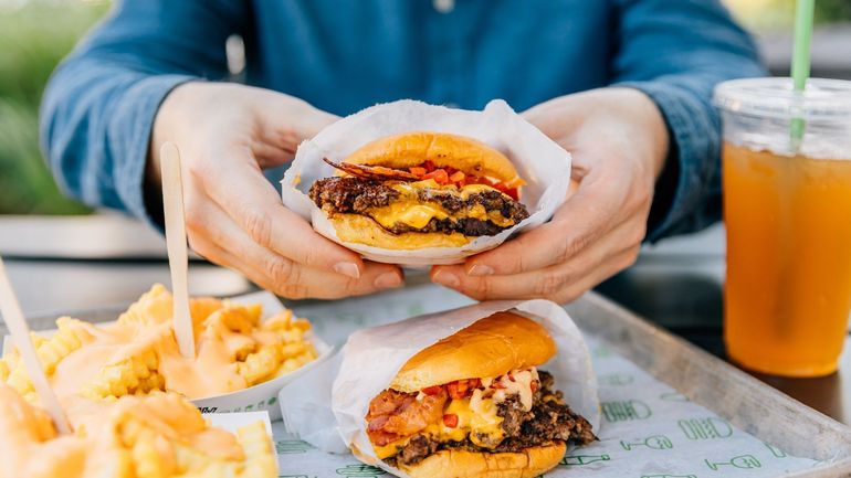 Aux États-Unis, le prix du burger ne cesse d'augmenter, Trump autorise l'importation de viande de boeuf sans taxe, les éleveurs mécontents
