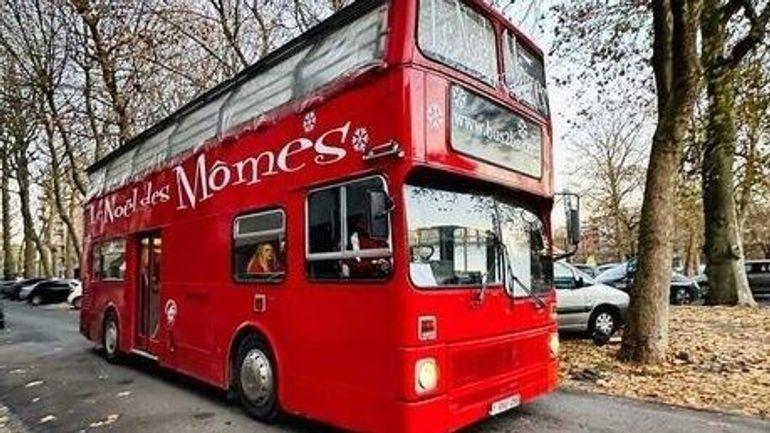 Le "Noël des Mômes" revient : deux bus anglais sillonnent Charleroi pour une journée magique
