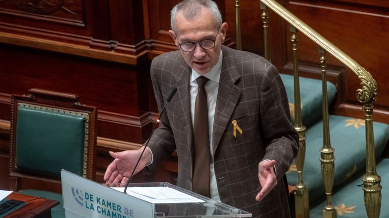 Plusieurs centaines de personnes manifestent sous des parapluies devant la gare de Bruxelles-Central contre la réforme du vice-Premier ministre Vandenbroucke