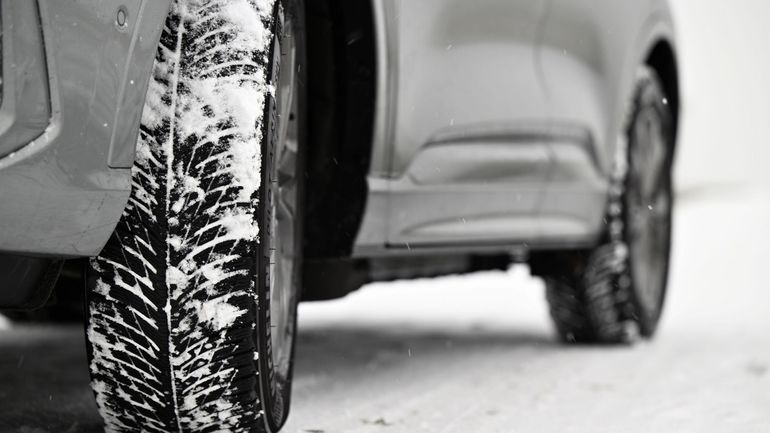 Test Achats met en garde contre 20 pneus hiver : "20 pneus sur 30, c'est énorme", s'exclame la porte-parole Julie Frère