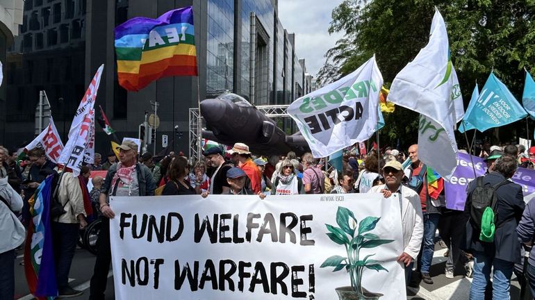 « Pour la justice sociale, contre la guerre » : des milliers de personnes manifestent à Bruxelles contre la "militarisation de notre société"